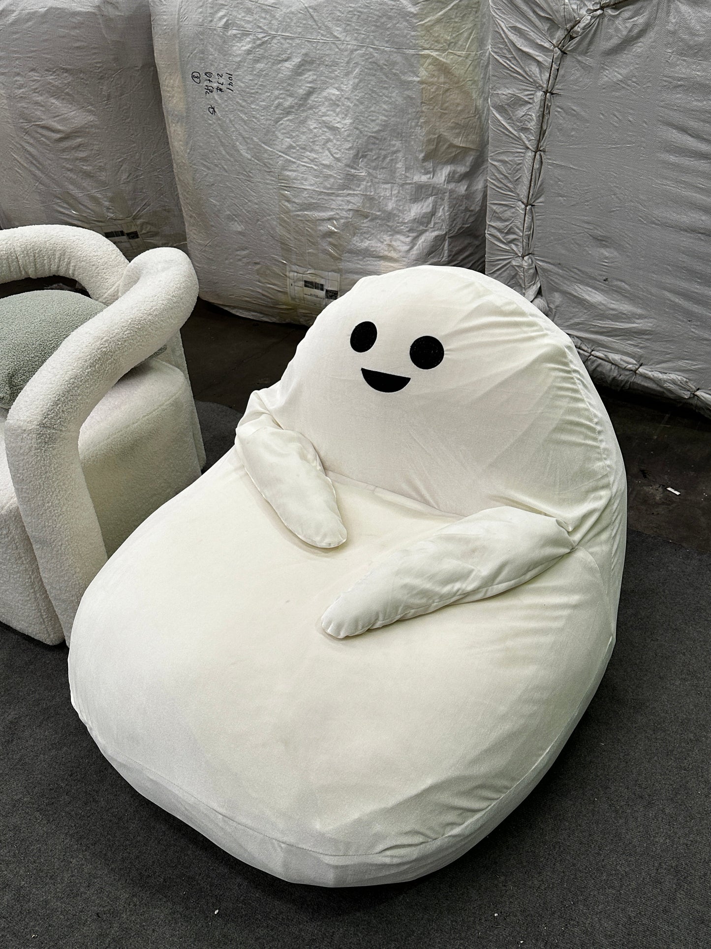 White/Ghost Lounge Chair
