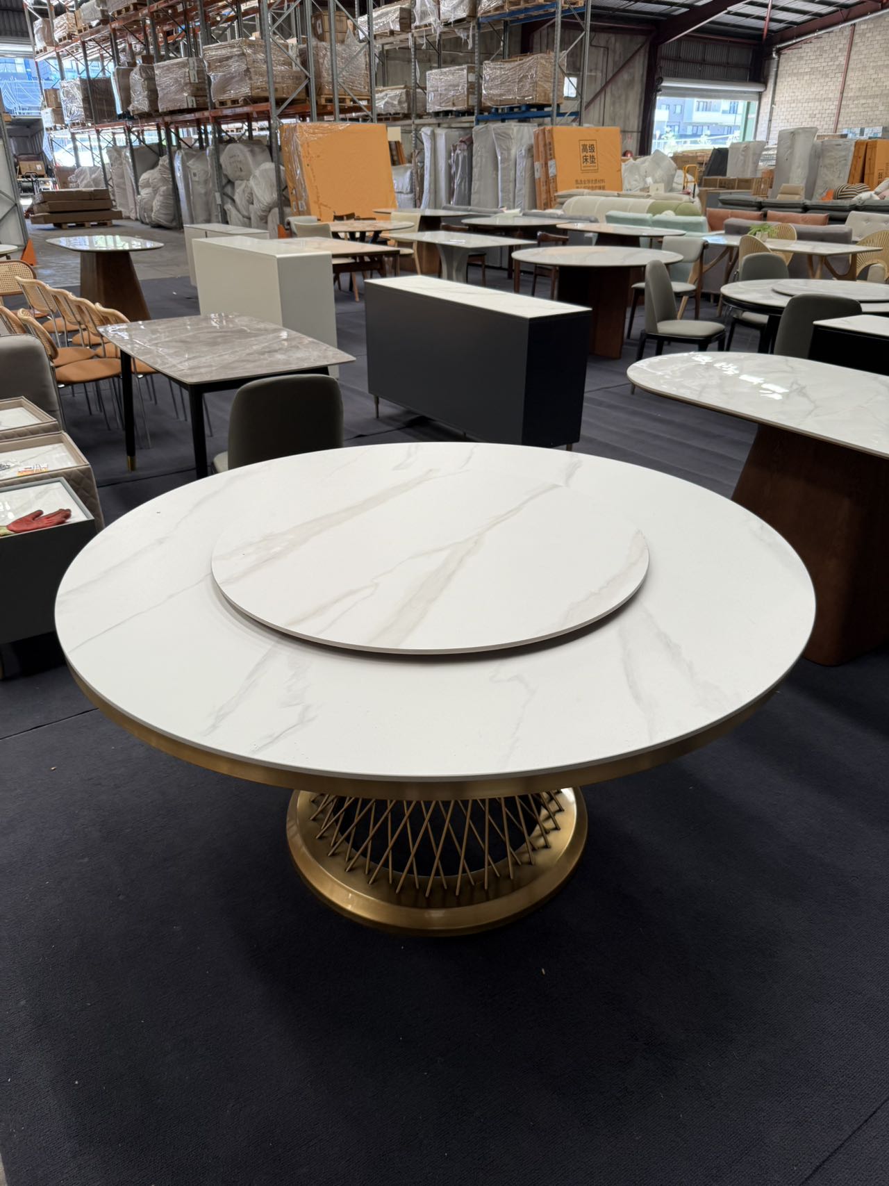 White/Round Rock Plate/Gold Base/Dining Table/