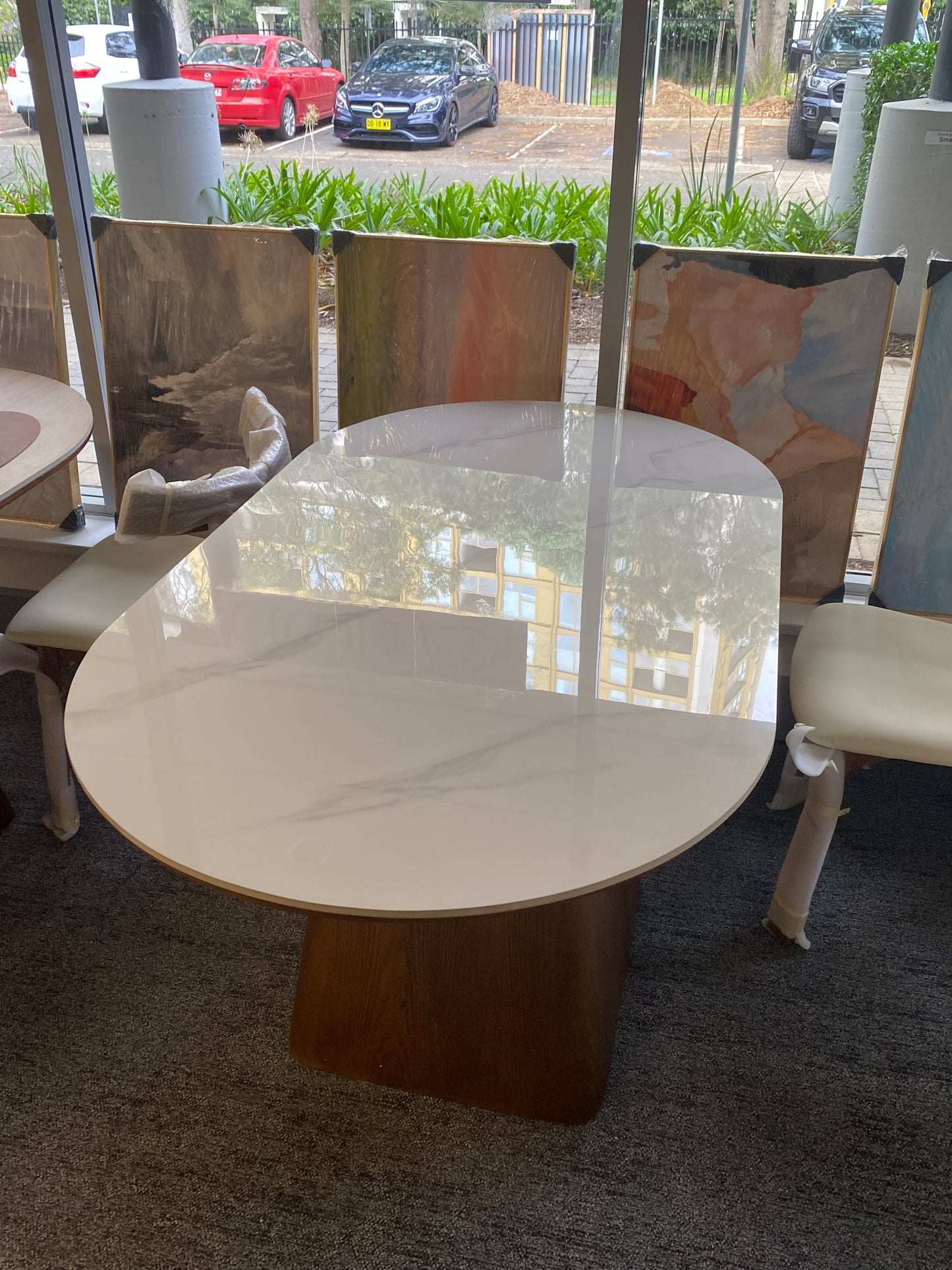 White/Rock Board/Double End Round Dining Table