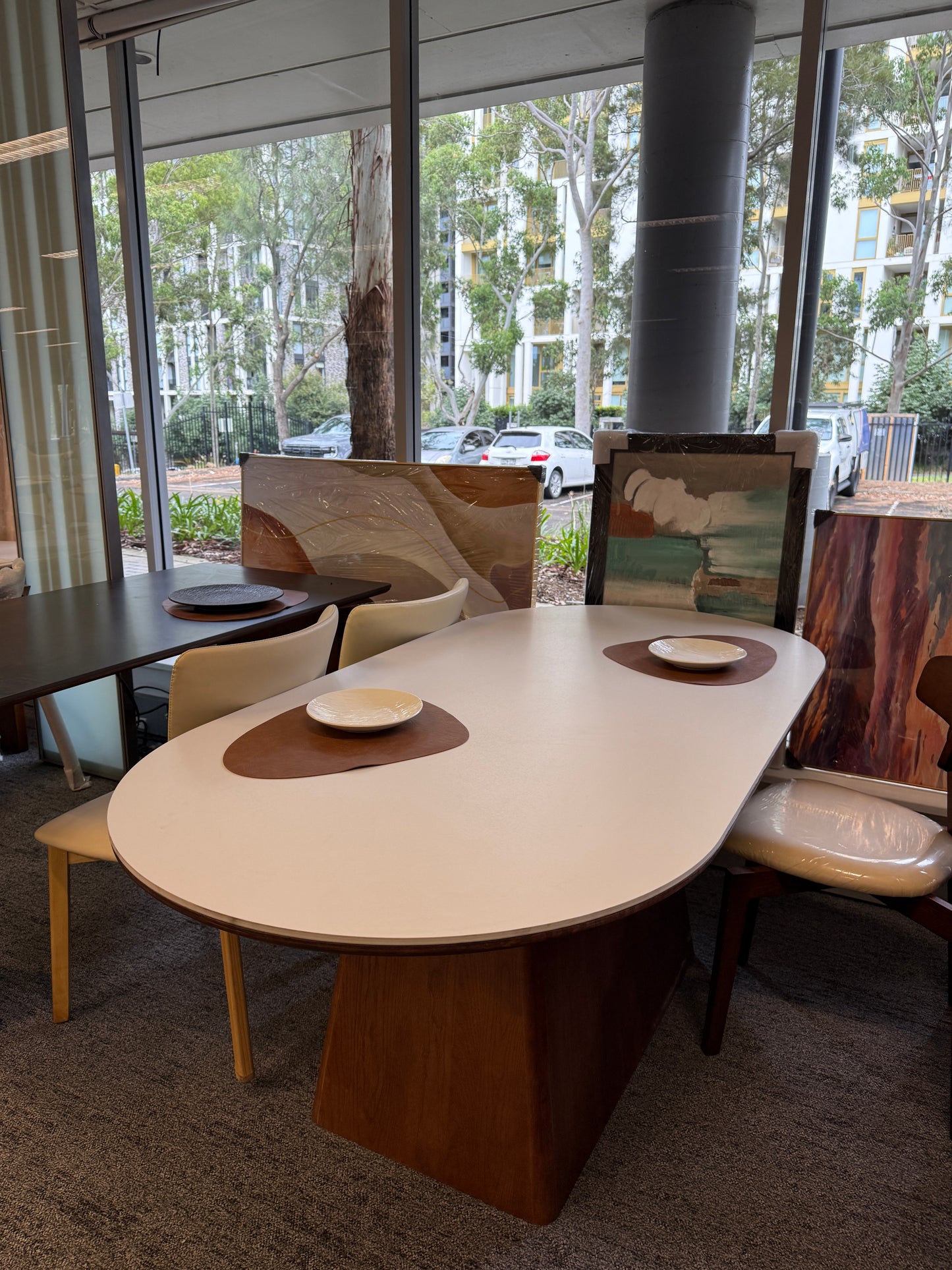 White/Rock Board/Double End Round Dining Table