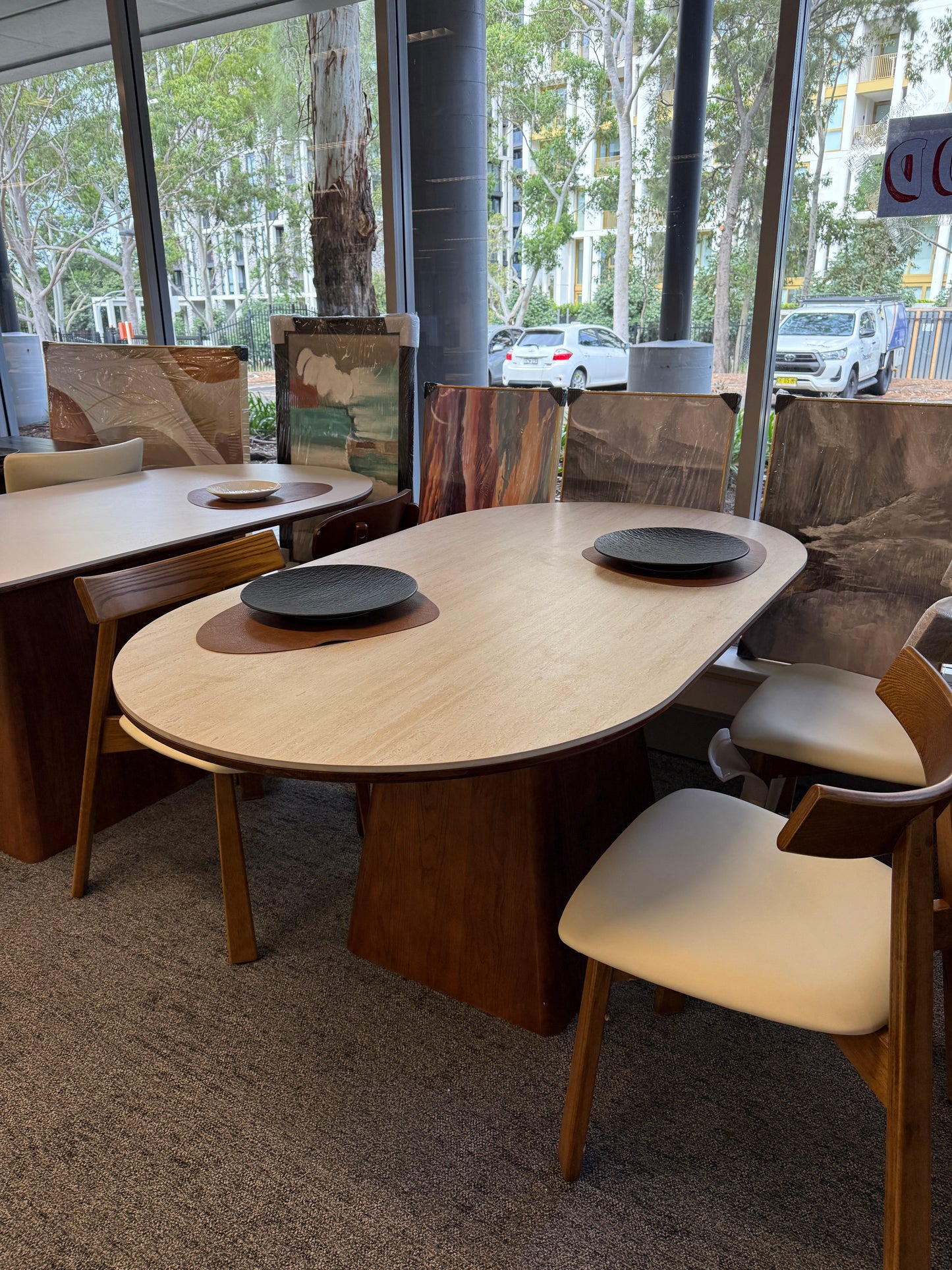 White/Rock Board/Double End Round Dining Table